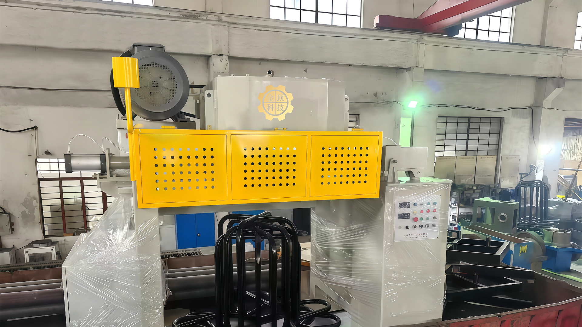 Làm thế nào để hệ thống điều khiển của máy lấy dây tốc độ cao cho phép điều chỉnh chính xác tốc độ và sức căng cuộn dây trong quá trình hoạt động?