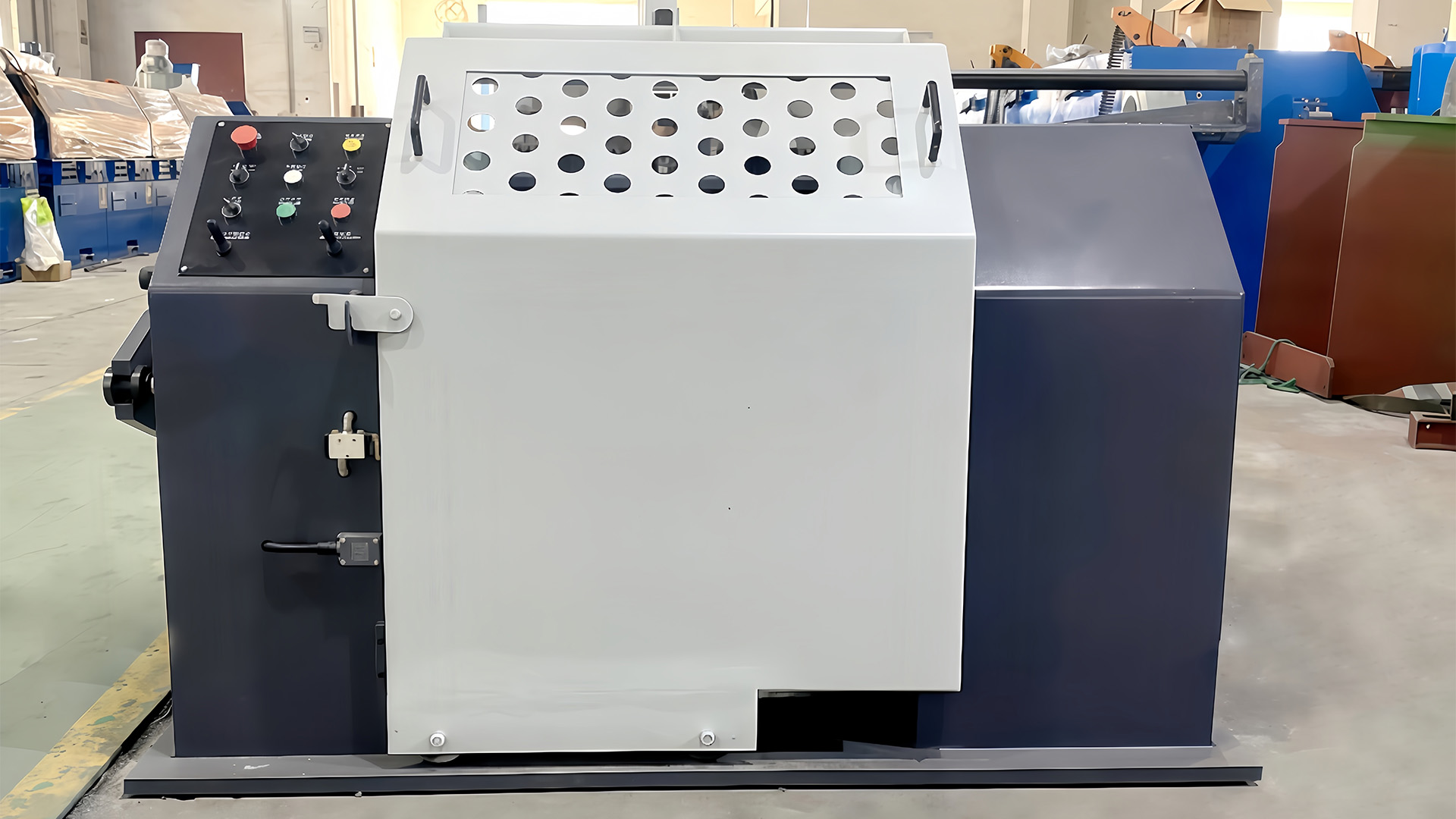 Làm thế nào để thiết kế của máy vẽ dây đảo ngược góp phần hoàn thiện bề mặt dây tốt hơn và giảm quá trình oxy hóa trong quá trình vẽ?